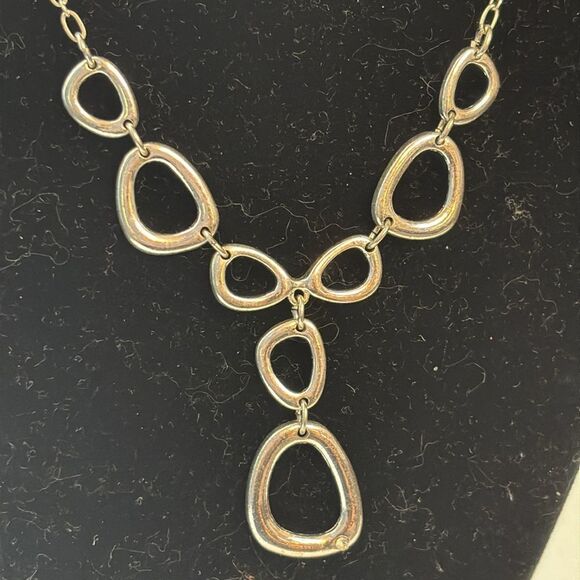 Women’s Silver tone interlocking oval shaped fashion collar necklace 16” - Picture 2 of 3